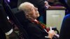 En silla de ruedas y demacrado, así se vio a Jimmy Carter en el funeral de su esposa Rosalynn