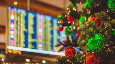 Colas y retrasos: millones de viajeros se dirigen a los aeropuertos para iniciar sus viajes navideños