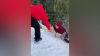 En video: el increíble rescate de joven que cayó de colina mientras veía la nieve por primera vez