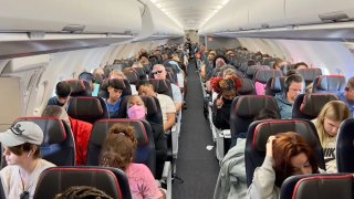 Se espera que más personas viajen en avión, pero las aerolíneas comerciales aún afrontan un año lleno de obstáculos.