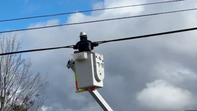 Miles de residentes continúan sin servicio eléctrico en California