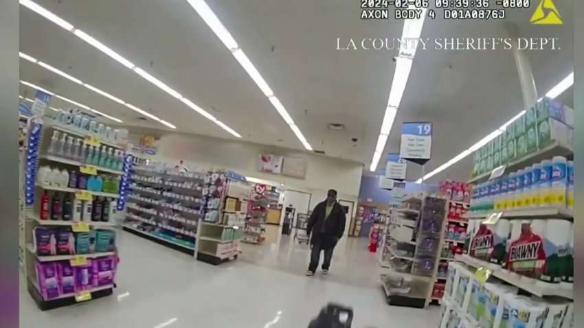 En video: policía dispara mortalmente contra un hombre armado con un machete en una tienda