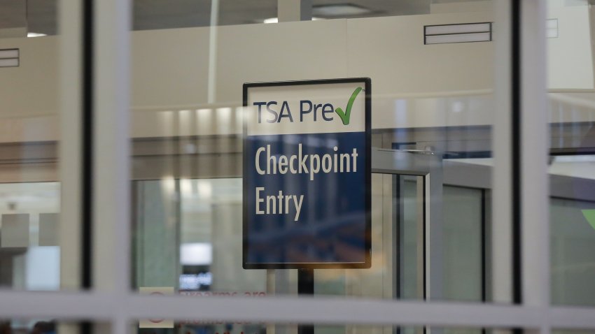 Un letrero de entrada al punto de control Pre-Check de la Administración de Seguridad en el Transporte (TSA) se exhibe en el Aeropuerto Internacional Hartsfield-Jackson de Atlanta en Atlanta, Georgia, Estados Unidos, el lunes 14 de enero de 2019.