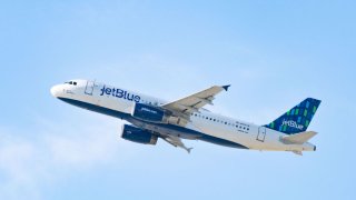 JetBlue anunció recortes de vuelos en Estados Unidos y no volará más a varios países de America Latina.