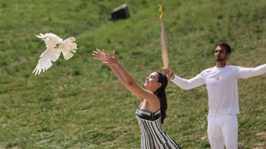 En una ceremonia donde se invocó a los dioses, así se encendió la llama olímpica