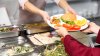 Aumento del salario en la comida rápida: los efectos para los empleados de comedores escolares