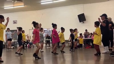 Grupo de baile folclórico busca reunir fondos para asisitir a un evento de verano