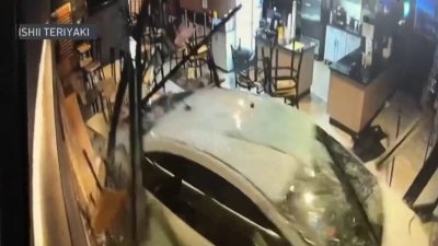 Choca carro contra un restaurante en West Sacramento