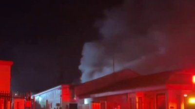 Investigan causa de incendio en edificio comercial