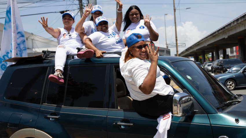 Personas recorren las calles en una caravana de campaña electoral este 12 de mayo, en Santo Domingo (República Dominicana). EFE/Orlando Barría