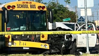 Autobús escolar involucrado en accidente en Sacramento.