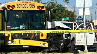 Autobús escolar involucrado en accidente en Sacramento.