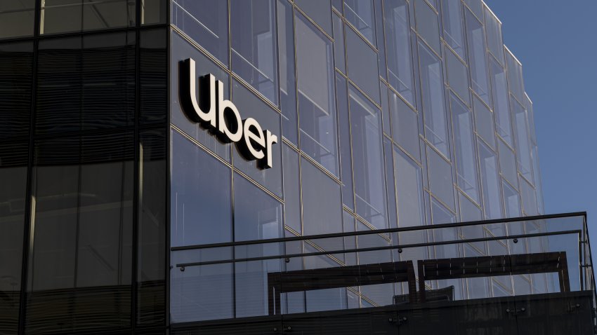 Carteles en el exterior de la sede de Uber Technologies en San Francisco, California, Estados Unidos, el martes 8 de febrero de 2022.