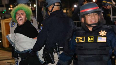 Protestas propalestinas: la policía ejecuta orden de desalojo en campus de UCLA