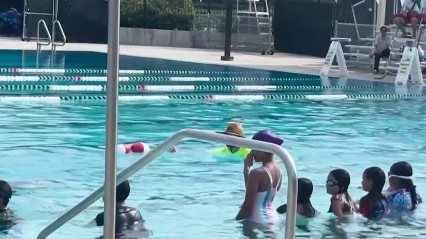 Organizan la lección de natación más grande del mundo en Sacramento