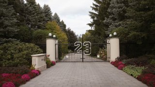Una puerta con el número 23 controla el acceso a la casa de la leyenda del baloncesto Michael Jordan en 2013 en Highland Park, Illinois.