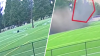 Impactante video: enorme socavón se traga campo de fútbol en Illinois