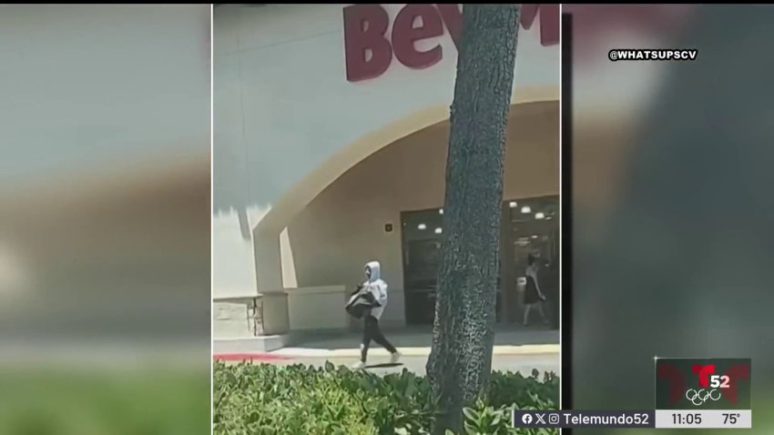 Captado en video: presuntos ladrones roban cajas de tequila de tienda