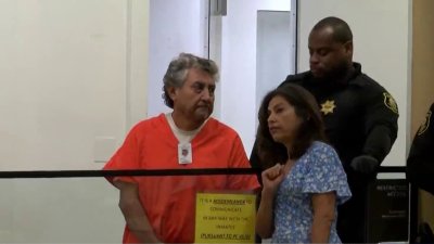 Triple homicidio en Stockton: se presenta en corte sospechoso de incendiar una casa móvil