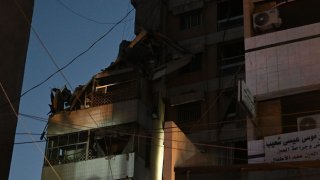 Los bombazos impactaron un edificio de apartamentos en un suburbio en el sur de Beirut, Líbano.