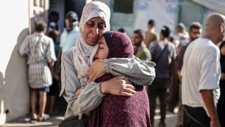 Dos mujeres lloran la muerte de seres queridos tras un ataque israelí en Gaza el miércoles.