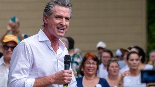 Gobernador de California alerta sobre el empeoramiento de incendios y urge votar por Biden