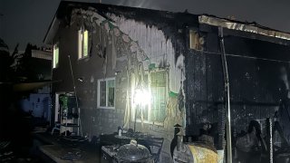 Dos casas quedan en cenizas tras incendio en el área de Fair Oaks.
