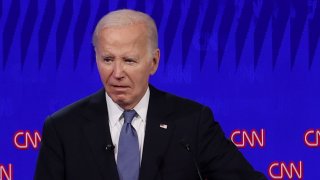 ATLANTA, GEORGIA – 27 DE JUNIO: El presidente estadounidense Joe Biden participa en el debate presidencial de CNN en los estudios de CNN el 27 de junio de 2024 en Atlanta, Georgia. El presidente Biden y el candidato presidencial republicano, el expresidente estadounidense Donald Trump, se enfrentan en el primer debate presidencial de la campaña 2024.