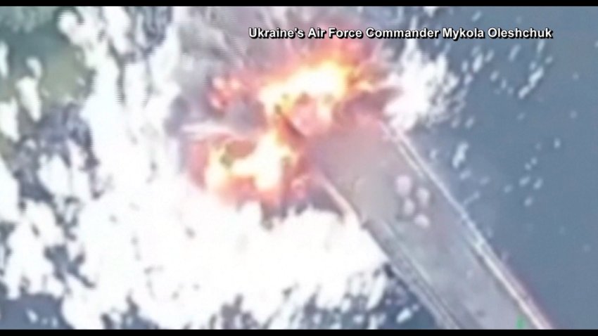 En video: el instante en que un bombazo ucraniano destruye puente ruso