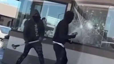 Video capta el intento de robo a una joyería en Stockton