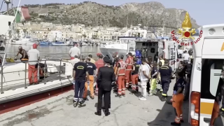 El cuerpo de uno de los siete desaparecidos del velero que se hundió este lunes frente a la localidad de Porticello, en Palermo, en la isla italiana de Sicilia, fue localizado por los buzos del Cuerpo de bomberos en el interior del casco a 49 metros de profundidad, mientras que se busca a otras seis personas que pudieron quedar atrapadas en los camarotes.