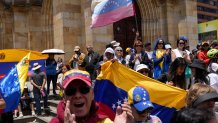 Ciudadanos venezolanos protestan contra los resultados oficiales que declararon al presidente Nicolás Maduro como ganador de las elecciones presidenciales de julio, en una plaza pública en Bogotá, Colombia, el sábado 17 de agosto de 2024. (Foto AP/Matías Delacroix)