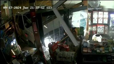 En video: ladrones estrellan un camión contra una tienda para robar boletos de la lotería