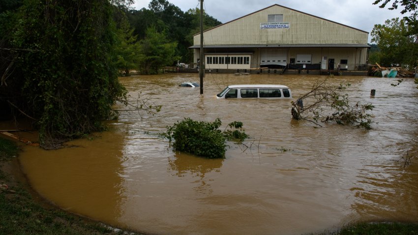 ASHEVILLE, CAROLINA DEL NORTE – 28 DE SEPTIEMBRE: Las fuertes lluvias del huracán Helene causaron inundaciones y daños récord el 28 de septiembre de 2024 en Asheville, Carolina del Norte. El huracán Helene tocó tierra en el Big Bend de Florida el jueves por la noche con vientos de hasta 140 mph y mareas de tempestad que causaron la muerte de al menos 42 personas en varios estados. (Foto de Melissa Sue Gerrits/Getty Images)