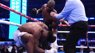 Joshua "besó" la lona tras un puñetazo de Dubois, en la pelea de este sábado en Wembley.