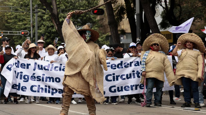 Miles de personas protestan en contra de la reforma judicial este martes, en Ciudad de México (México). EFE/José Méndez