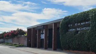 Arrestan a dos estudiantes de preparatoria por portar armas en la escuela, dijeron autoridades del Alguacil.