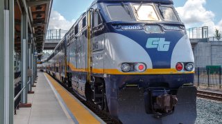 Arrestan a sospechoso de apuñalar a pasajero a bordo de un tren Amtrak.