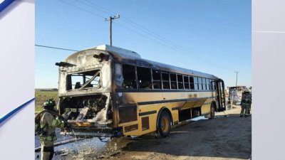 Así salva a estudiantes conductor de autobús escolar en llamas en Modesto