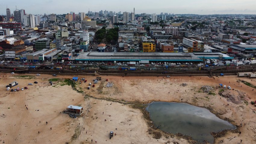 Parte del río Negro se ve seco en el puerto en Manaos, en el estado de Amazonas, Brasil, el viernes 4 de octubre de 2024, en medio de una fuerte sequía. (AP Foto/Edmar Barros)