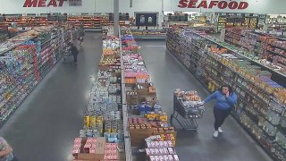 Buscan a pareja de sospechosos que supuestamente prendieron fuego en una tienda Winco en Sacramento.