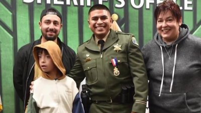 “Lo haría otra vez”: reconocen a policía que rescata a niño de casa en llamas