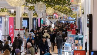 NUEVA YORK, NUEVA YORK - 23 DE DICIEMBRE: Compradores pasean por la tienda Macy's de Herald Square el 23 de diciembre de 2023 en Nueva York. (Fotografía de Jeenah Moon/Getty Images)