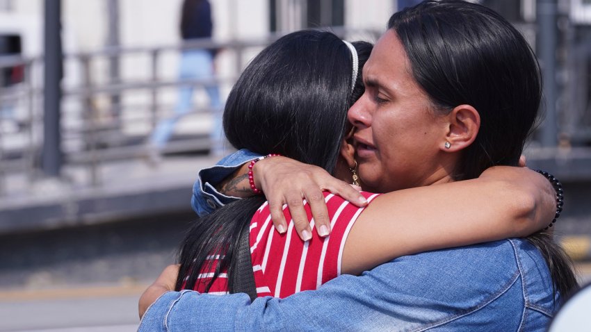 Familiares de reclusos se abrazan afuera de la Penitenciaría del Litoral en la ciudad costera de Guayaquil, Ecuador, el martes 12 de noviembre de 2024, donde una pelea entre reclusos ha dejado al menos más de una docena de muertos, dijeron las autoridades. (AP Foto/César Muñoz)