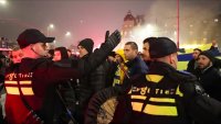 En esta imagen tomada de un video, agentes de policía escoltan a aficionados del Maccabi de Tel Aviv a una estación de metro próxima al estadio del Ajax, luego de una marcha de manifestantes propalestinos cerca del recindo, en Ámsterdam, Holanda, el 7 de noviembre de 2024. (AP Foto InterVision)