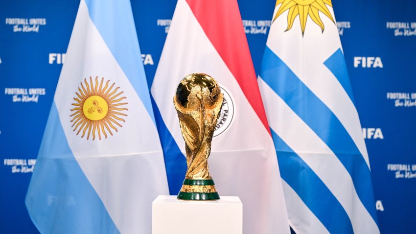 Vista del Trofeo de Ganador de la Copa Mundial de la FIFA con las banderas de los anfitriones de los partidos de la Celebración del Centenario de la Copa Mundial de la FIFA 2030 Uruguay, Argentina y Paraguay durante una sesión fotográfica de trofeos en la sede de la FIFA el 11 de diciembre de 2024 en Zúrich, Suiza.