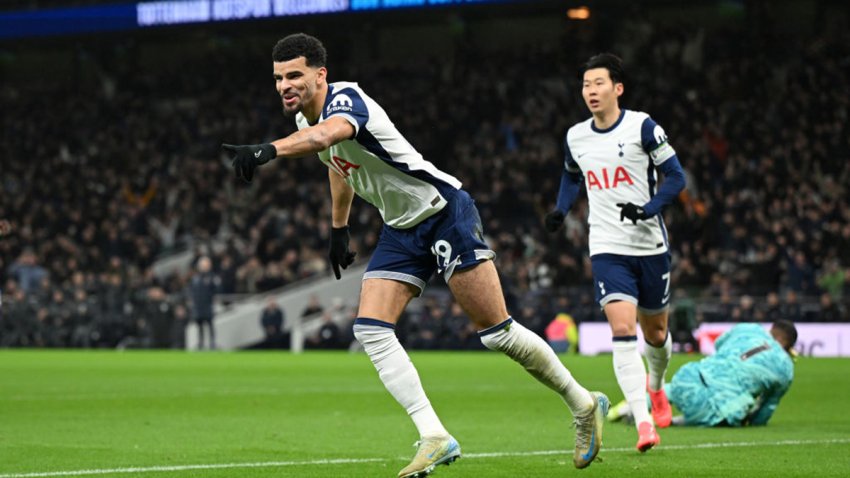 LONDON, ENGLAND – DECEMBER 08: Dominic Solanke of Tottenham Hotspur celebrates scoring his team’s first goal during the Premier League match between Tottenham Hotspur FC and Chelsea FC at Tottenham Hotspur Stadium on December 08, 2024 in London, England. (Photo by Shaun Botterill/Getty Images)