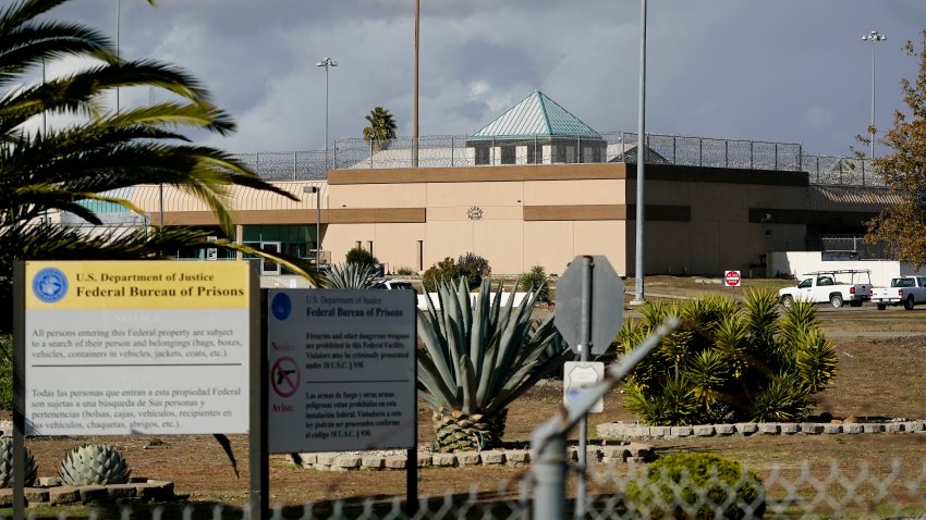 Foto tomada el 5 de diciembre del 2022 de la Institución Federal Correccional en Dublin, California.  (AP foto/Jeff Chiu)