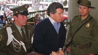 Miguel Rodríguez Orejuela, un líder del Cártel de Cali, es escoltado por policías colombianos a su entrada a la sede de la Fiscalía General en Bogotá, Colombia, en una foto de archivo de septiembre de 1996.