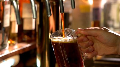 Por qué piden que bebidas alcohólicas tengan advertencias de riesgo de cáncer